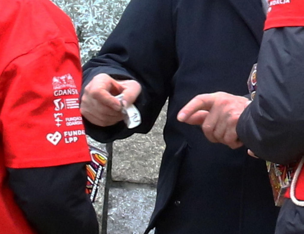 Wałęsa przed kościołem wsparł WOŚP