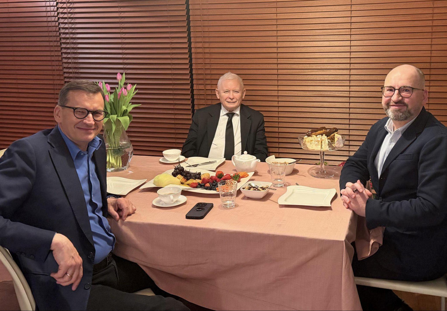 Godzili się przy pierogach i herbacie. Ujawniamy kulisy ze spotkania Kaczyński–Moraw…