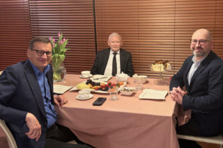 Godzili się przy pierogach i herbacie. Ujawniamy kulisy ze spotkania Kaczyński–Morawiecki