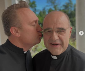 Tak wyglądał Dzień Ojca na planie serialu Ranczo. Ksiądz Maciej w roli głównej. Tata z synami