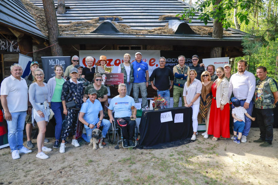 Jacek Rozenek z żoną i trzema "bestiami", syn Łącz bez koszulki, a Jarosińska - nieprzyzwoicie... skromna. Aktorzy łowią!