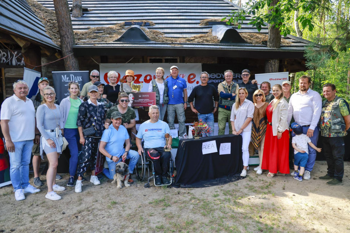 Jacek Rozenek z żoną i trzema "bestiami", syn Łącz bez koszulki, a Jarosińska - nieprzyzwoicie... skromna. Aktorzy łowią!