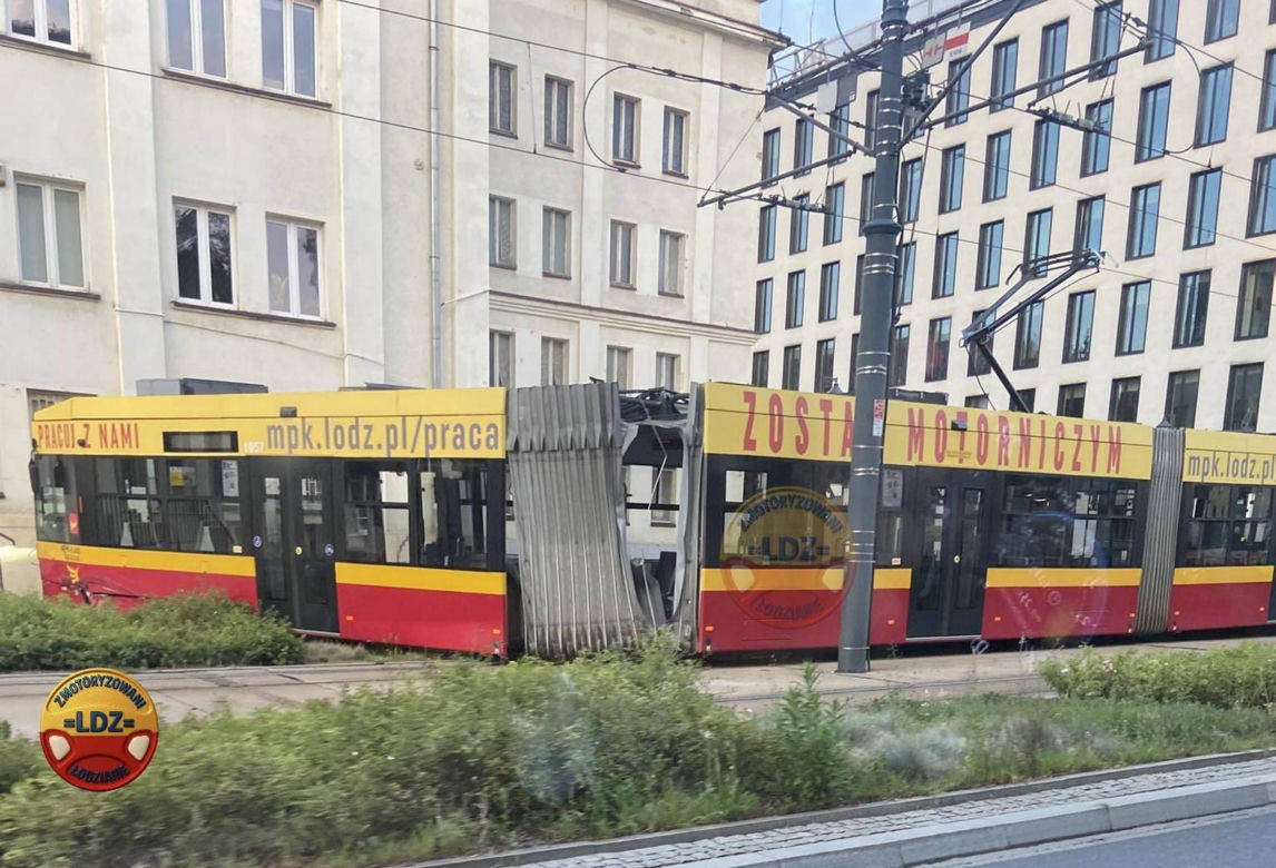 Łódź. Tramwaj wykoleił się po zderzeniu z autem. Zatrzymał się kilkanaście centymetrów przed budynkiem