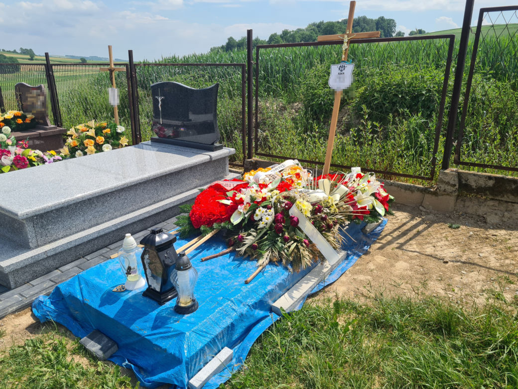 Zawadka. Smutny grób Adama T. Zabił go własny syn [GALERIA]