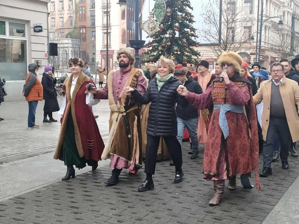Polonez dla Łodzi. Setki łodzian we wspólnym tańcu [ZDJĘCIA]