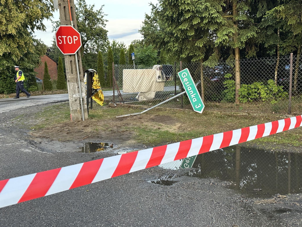 70-latka wypadła z auta, 13-letnie dziecko ranne. Wstrząsająće szczegóły wypadku w Mlęcinie