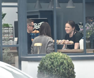 Marcin Mroczek z dziewczyną w cukierni