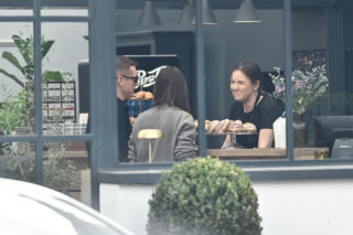 Marcin Mroczek z dziewczyną w cukierni