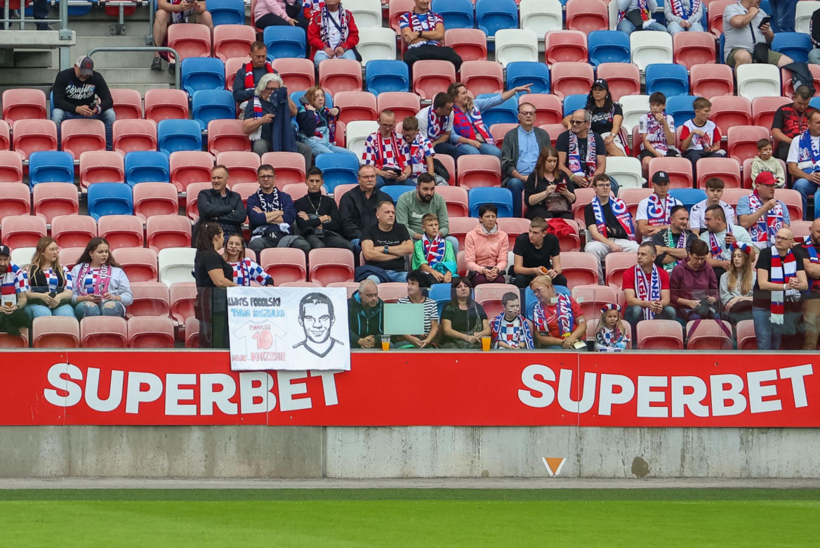 Sportowe emocje na trybunach podczas meczu Górnik Zabrze - Piast Gliwice