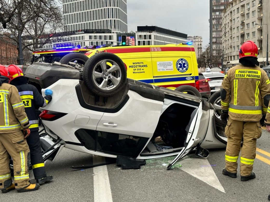 Zderzenie czterech aut na Mokotowie. Toyota wylądowała na dachu!