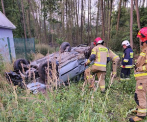 Poranne dachowanie w Wąchocku. Dwie osoby trafiły do szpitala