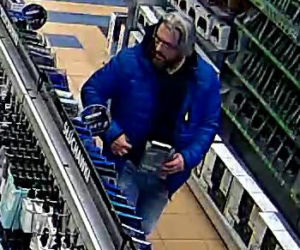 1 Policja w Łodzi poszukują złodzieja, który ukradł gry komputerowe i przenośne głośniki w jednym ze sklepów w Pasażu Łódzkim