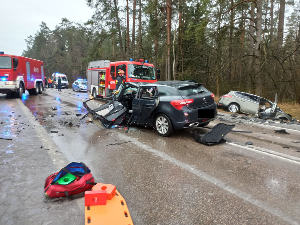 Czołowe zderzenie na Podlasiu. 5 osób rannych [ZDJĘCIA]
