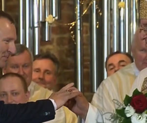 Dostał pierścień od biskupa i poszedł na mecz