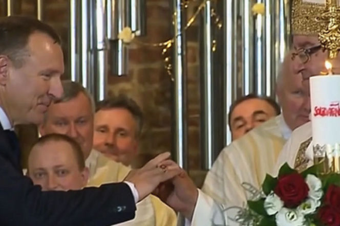 Dostał pierścień od biskupa i poszedł na mecz