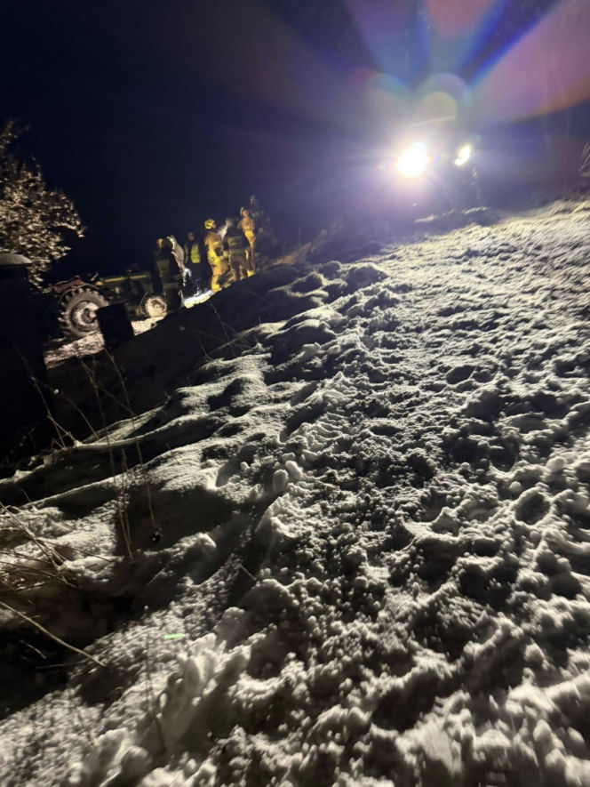 Ciągnik przygniótł mężczyznę. Dramatyczna walka o życie i akcja LPR