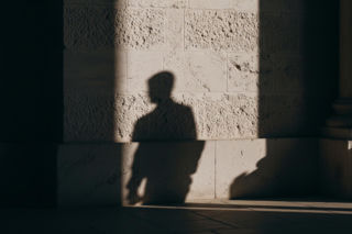 Próba podpalenia kościoła w Trzebini. Kim jest tajemniczy mężczyzna w krawacie?