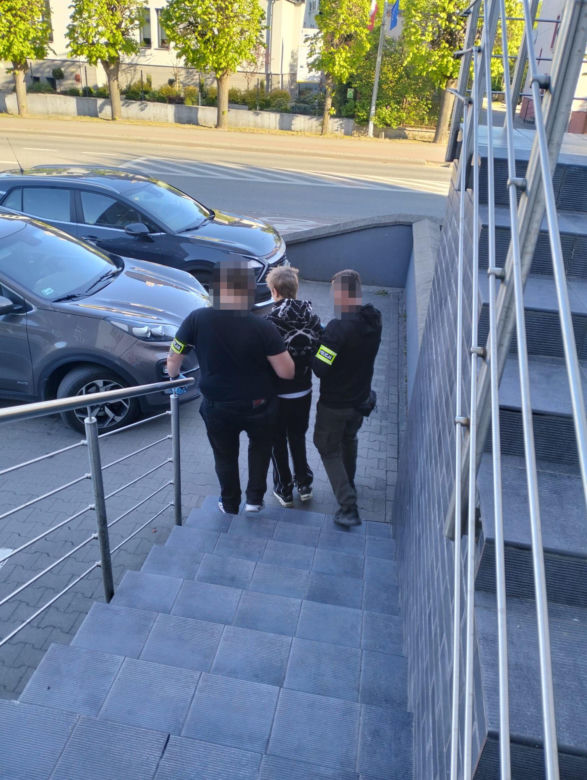 24-latek podczas kłótni miał zaatakować nożem młodszego znajomego. Ranny 21-latek zdołał uciec z mieszkania