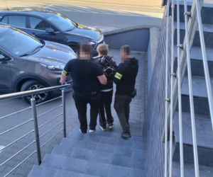24-latek podczas kłótni miał zaatakować nożem młodszego znajomego. Ranny 21-latek zdołał uciec z mieszkania