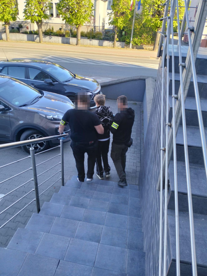 24-latek podczas kłótni miał zaatakować nożem młodszego znajomego. Ranny 21-latek zdołał uciec z mieszkania