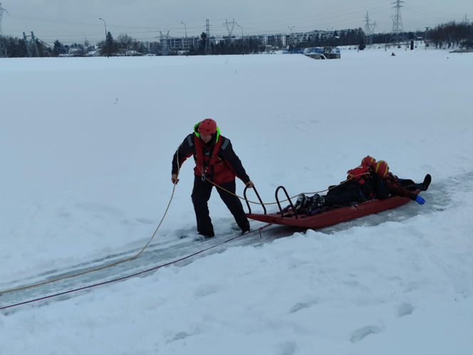 Jak uratować człowieka, gdy załamie się pod nim lód? Strażacy ćwiczyli różne scenariusze