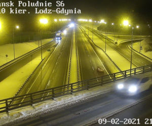 Trudne warunki na obwodnicy Trójmiasta we wtorek 9.02.2021 wieczorem, po trwających całą dobę intensywnych opadach śniegu