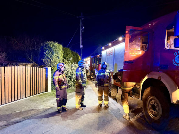 Pożar w Kalinie. Strażacy wyciągnęli człowieka z płonącego budynku