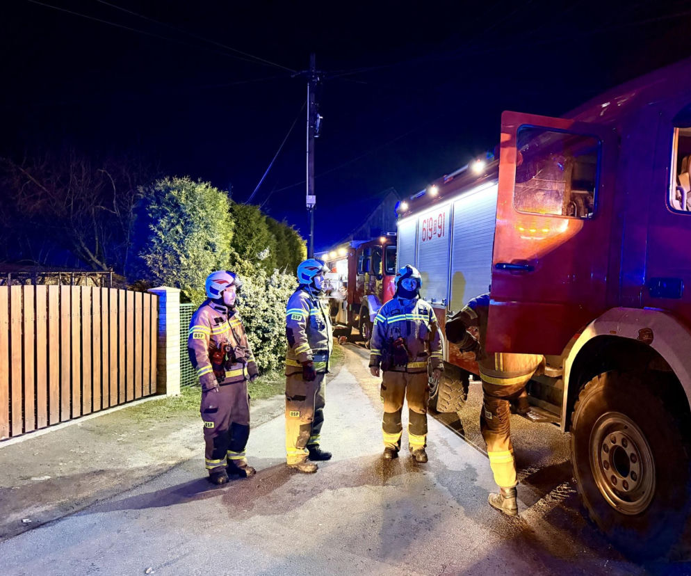 Strażacy przy wozie bojowym podczas nocnej akcji w Kalinie. O tragicznym pożarze przeczytasz na SE.