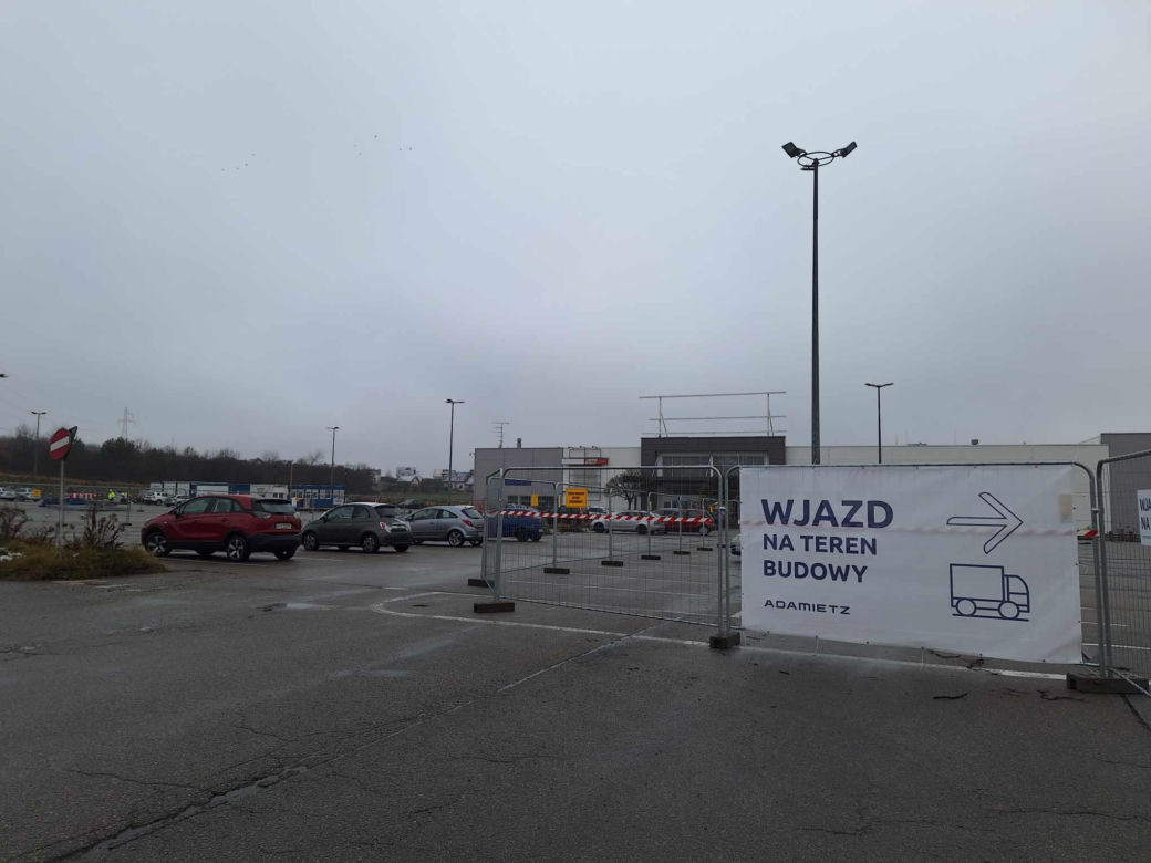 Trwają prace w budynku byłego hipermarketu Tesco w Tarnowskich Górach.