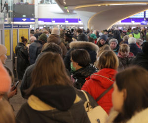 Dworzec Centralny pęka w szwach od ukraińskich uchodźców