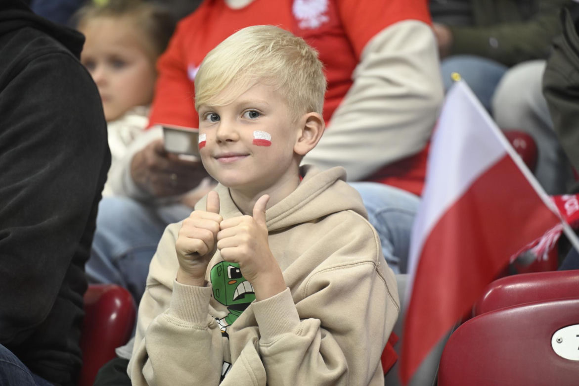Anna Lewandowska z teściową i jej partnerem na meczu Polska - Bośnia