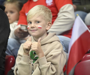 Anna Lewandowska z teściową i jej partnerem na meczu Polska - Bośnia