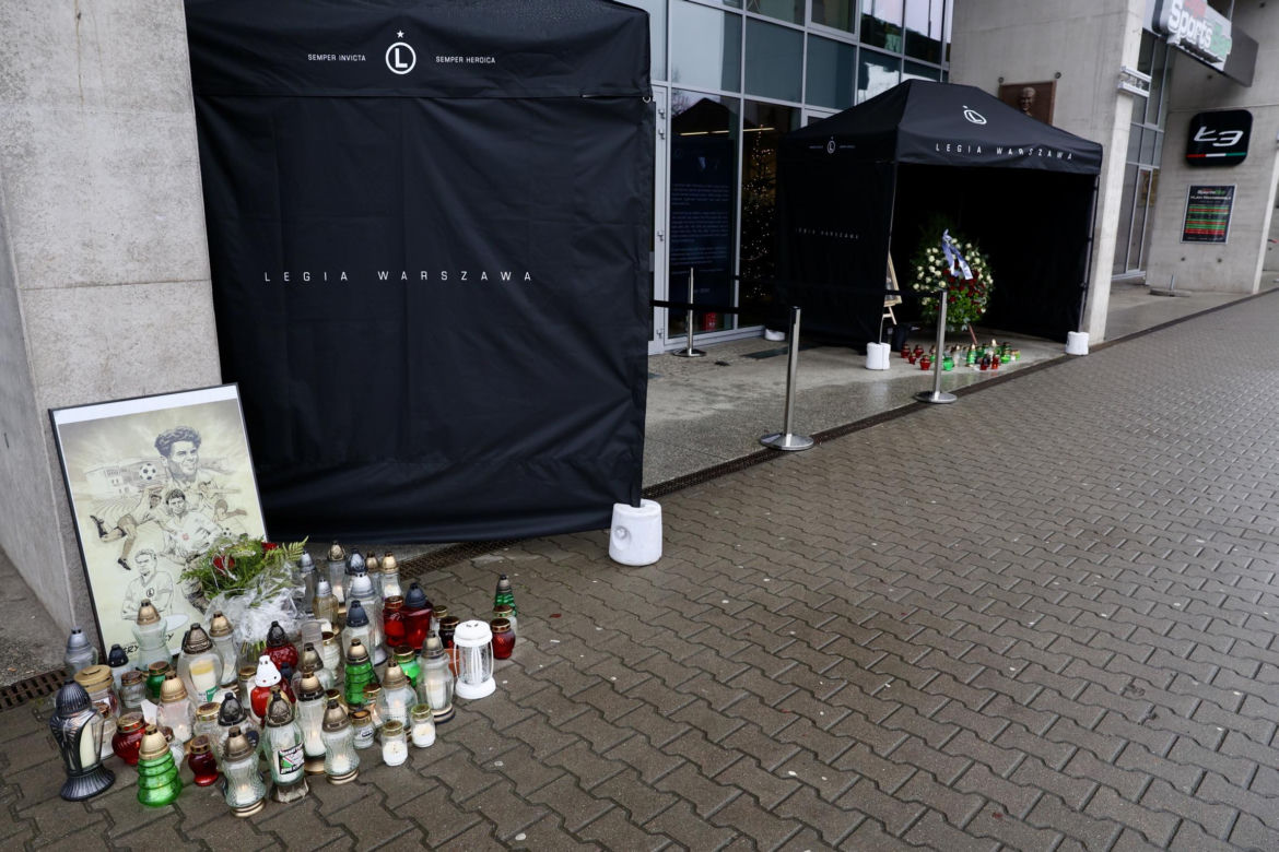 Legia żegna Lucjana Brychczego. Znicze pod stadionem