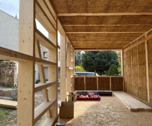 Dom z prefabrykatów drewniano-słomianych