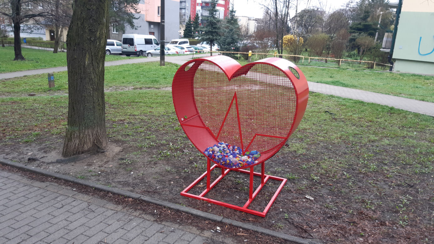 Więźniowie stworzyli ogromne metalowe serce na nakrętki. Zobacz zdjęcia!
