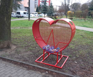 Więźniowie stworzyli ogromne metalowe serce na nakrętki. Zobacz zdjęcia!