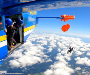 Spadochroniarz oszukał przeznaczenie! Film z przestworzy budzi grozę