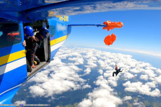 Spadochroniarz oszukał przeznaczenie! Film z przestworzy budzi grozę