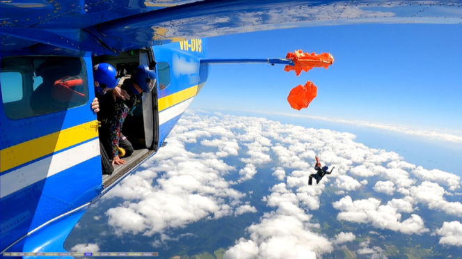 Spadochroniarz oszukał przeznaczenie! Film z przestworzy budzi grozę