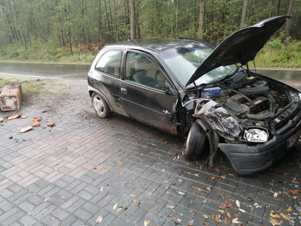 PIJANY staranował auto, potem wbił się w ogrodzenie! Na sumieniu miał coś jeszcze [ZDJĘCIA]