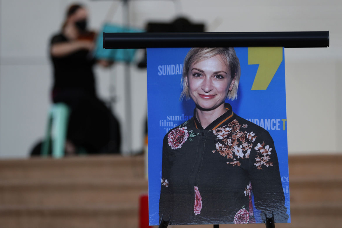 Po wstrząsającym, tragicznym wypadku na planie Alec Baldwin odwołuje wszystkie projekty. Musi dojść do siebie. Odwiedził wdowca po operatorce i jej dziecko. Wszyscy w żałobie.