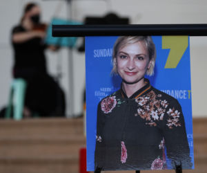 Po wstrząsającym, tragicznym wypadku na planie Alec Baldwin odwołuje wszystkie projekty. Musi dojść do siebie. Odwiedził wdowca po operatorce i jej dziecko. Wszyscy w żałobie.