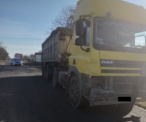 Józefów. Dwie osoby ranne w wypadku osobówki z TIR-em. Co tam się stało?