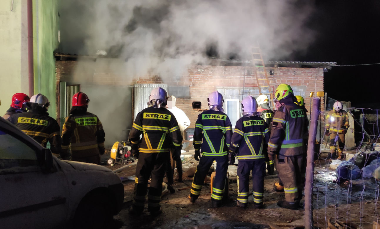 Pożar w Tarczynie, budynek gospodarczy płonął jak pochodnia