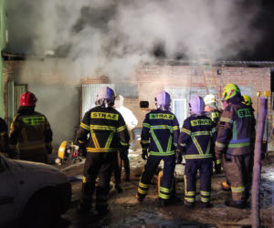 Pożar w Tarczynie, budynek gospodarczy płonął jak pochodnia