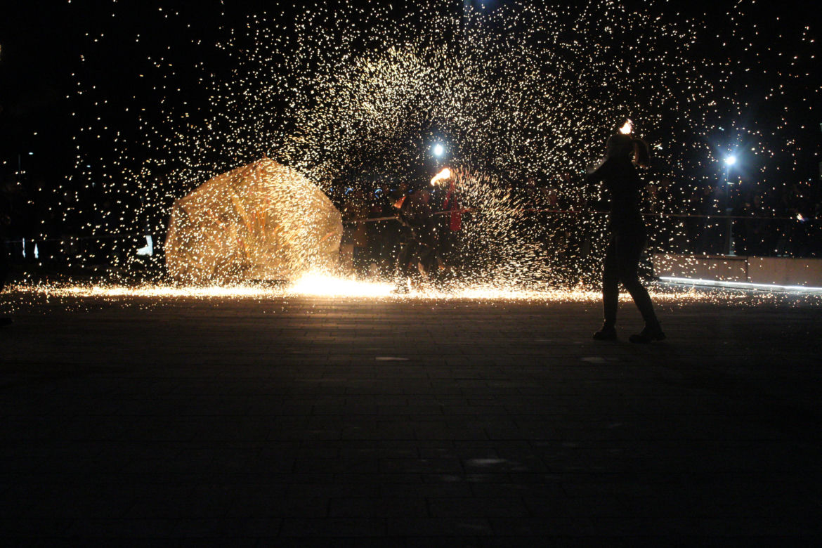 WOŚP 2023 w Krakowie: Fire Show w Nowej Hucie w wykonaniu grupy Spontan Fire