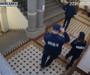 Dramatyczne sceny w sądzie we Wrocławiu. Policjanci walczyli o życie mężczyzny