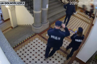 Dramatyczne sceny w sądzie we Wrocławiu. Policjanci walczyli o życie mężczyzny