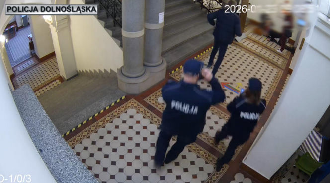 Dramatyczne sceny w sądzie we Wrocławiu. Policjanci walczyli o życie mężczyzny