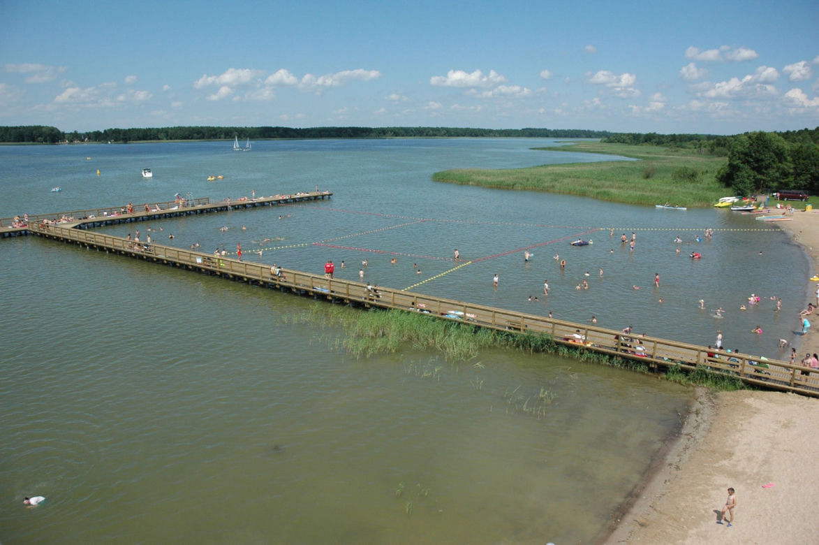 Plaża nad jeziorem Roś w Łupkach